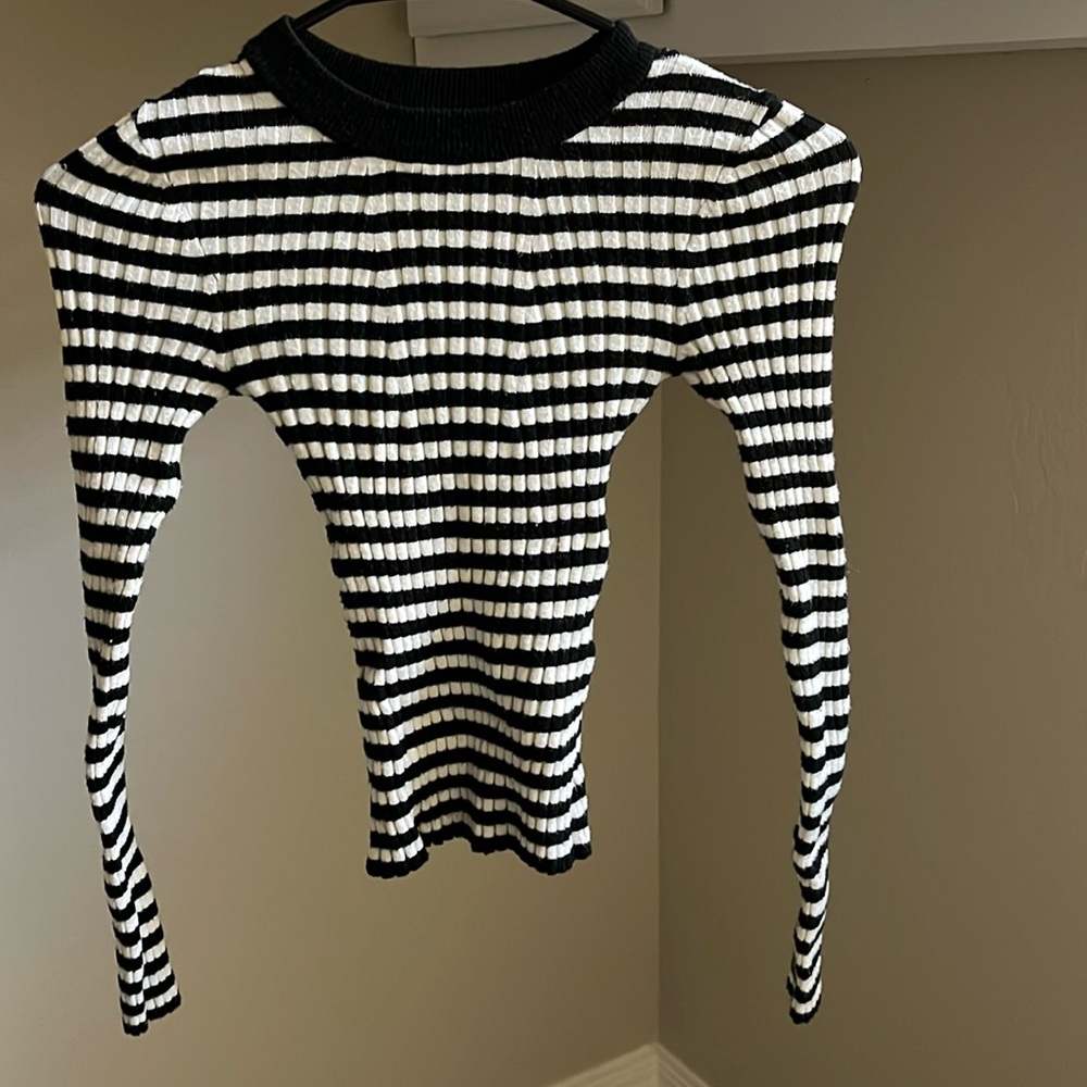 Ribbed form fitting sweater